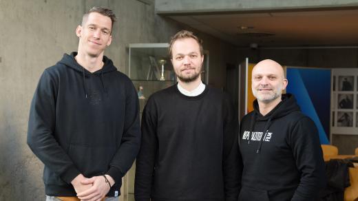 Kapitán para hokejistů Radek Zelinka, herec Tomáš Havlínek a šéf českého para hokeje Jiří Šindler