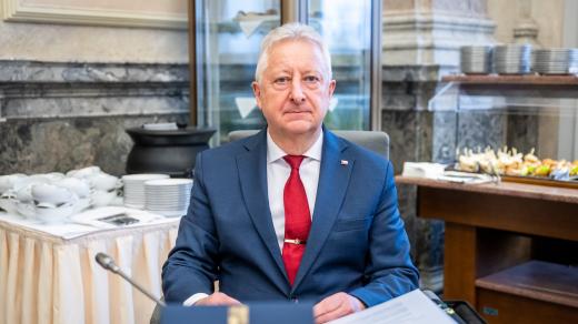 Ministr obrany Jaromír Zůna (za SPD) před zasedáním nové vlády ANO, SPD a Motoristů