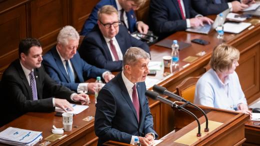 Premiér Andrej Babiš (ANO) u řečnického pultu ve Sněmovně před hlasováním o důvěře vládě