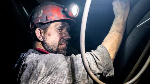 Horníci v dolech pracují ve vysokých teplotách, které sice reguluje klimatizace, přesto se ale jedná o práci v náročných podmínkách