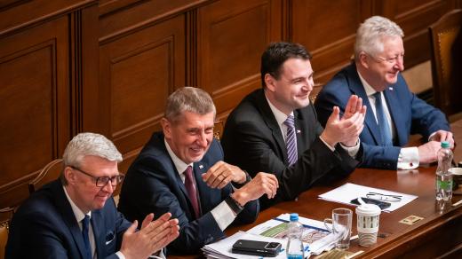 První místopředseda vlády a ministr průmyslu a obchodu Karel Havlíček, premiér Andrej Babiš, místopředseda vlády, vicepremiér, ministr zahraničí a šéf Motoristů Petr Macinka a místopředseda vlády a ministr obrany Jaromír Zůna (zleva) na schůzi Sněmovny