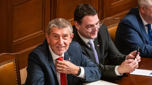 Ministr zahraničních věcí a dočasný ministr životního prostředí Petr Macinka (Motoristé)  a premiér Andrej Babiš (ANO)