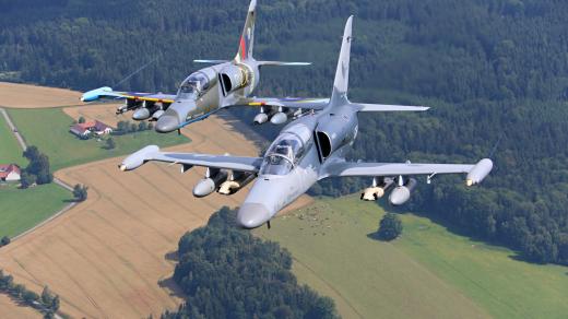 Dva podzvukové bitevníky L-159 Alca