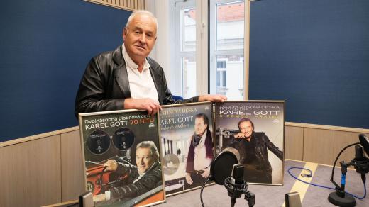 Jan Adam ve studiu Českého rozhlasu Hradec Králové