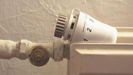 Přilepený ventil pro termostatickou hlavici se dá někdy rozhýbat opatrným povytažením tyčinky pod hlavicí