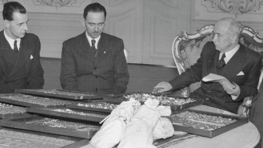 Prezident Edvard Beneš přijímá větší množství drahých kovů na zlatý poklad republiky