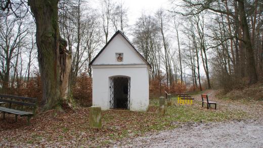 Kaple Nejsvětější Trojice u Polického rybníka