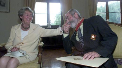 Bývalý ministr kultury novinář Pavel Tigrid líbá ruku své ženě Ivaně poté, co obdržel německý Velký kříž s hvězdou Řádu za zásluhy. Vyznamenání mu předal německý velvyslanec v České republice Hafen Lambsdorff (26. 7. 2000)