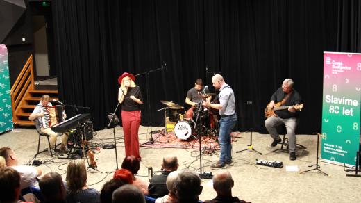 Kapela MeziMěsto ve studiovém sále Českého rozhlasu České Budějovice v říjnu 2025