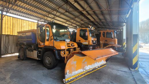 Unimog s pluhem a sypací nástavbou patří mezi silničářské klasiky