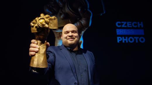 Fotograf Lukáš Kaboň s cenou Czech Press Photo