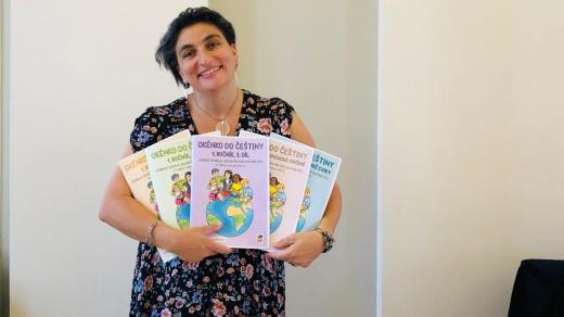 Jana Nahodilová s učebnicí pro děti Okénko do češtiny 1