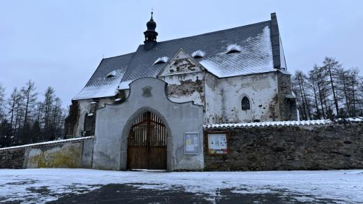 Vstupní brána na hřbitov a ke kostelu Sv. Máří Magdaleny ve Velharticích