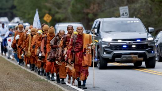Buddhističtí mniši na pouti nazvané Walk for Peace