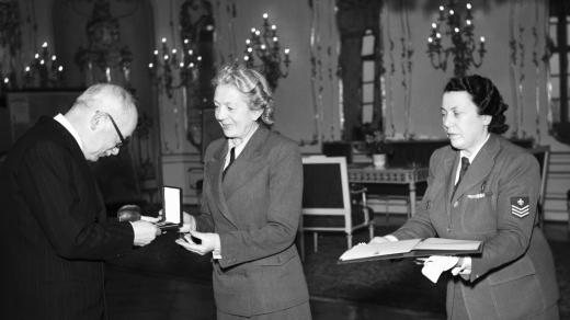 Náčelní Vlasta Koseová předává prezidentu Edvardu Benešovi stříbrný Junácký kříž