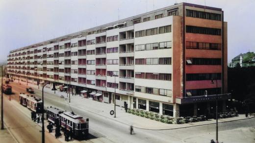 Belcrediho třída dnes ulice Milady Horákové. Pohled na tzv. Molochov, funkcionalistickou budovu luxusních nájemních bytů s výhledem na Pražský hrad a Letenskou pláň (1920, digitálně kolorováno)