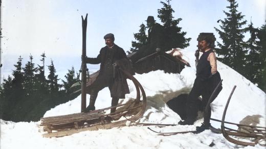 Josef Rössler-Ořovský s přáteli na lyžích (kolem roku 1910, digitálně kolorováno)