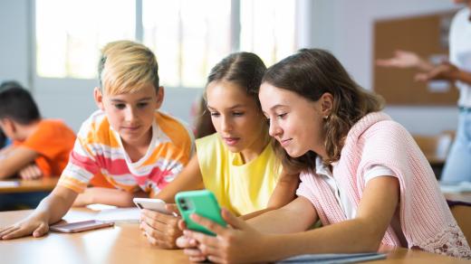 Třídní skupiny na WhatsUp mohou být prospěšné, ale taky nebezpečné