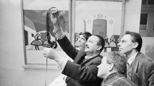 Adolf Hoffmeister se studenty na Vysoké škole uměleckoprůmyslové, rok 1958