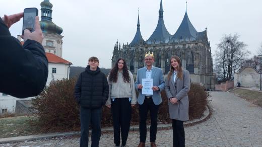 Petr Paták s týmem studentů, který přesvědčil porotu, že jejich kantor je ve Středočeském kraji mezi nominovanými tím ne