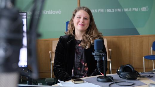 Petra Buzu ve studiu Českého rozhlasu Hradec Králové
