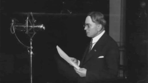 Jiří Karásek ze Lvovic u rozhlasového mikrofonu (nedatováno, pravděpodobně třicátá léta)
