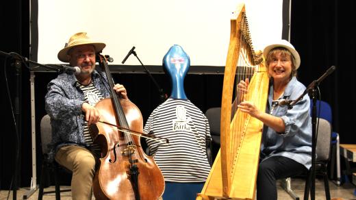 Den otevřených dveří Českého rozhlasu České Budějovice. Filmové melodie a evergreeny zahrálo duo Bárka