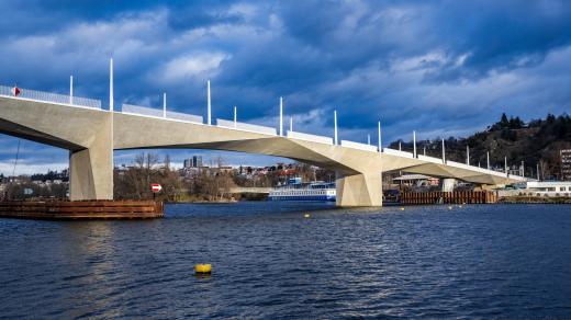 Stavba Dvoreckého mostu pro městskou hromadnou dopravu, cyklisty a chodce přes Vltavu, 2. ledna 2026