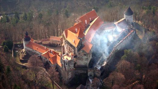 Požár na hradě Pernštejn v dubnu 2005
