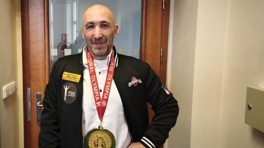 Ladislav Nykl s medailí mistra světa – důkaz, že i těžký handicap se dá proměnit v obrovskou životní i sportovní sílu
