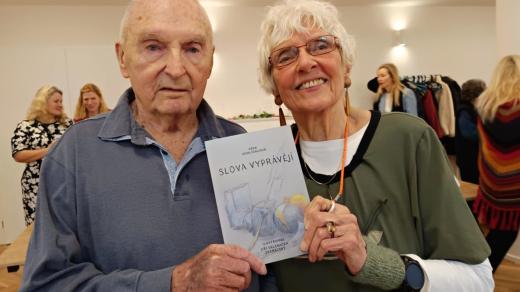 Paní Věra Vohlídalová a ilustrátor Jiří Sklenička Zderazský s knihou Slova vyprávějí