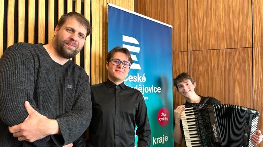Učitel hry na akordeon Petr Vacek (vlevo) a jeho žáci Maksim Topchii a Jaroslav Pokuta
