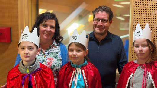 Tři králové, ředitelka Oblastní charity Pardubice Marie Hubálková a moderátor Jakub Malý