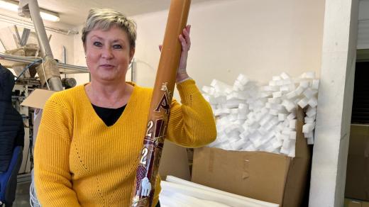 Provozní vedoucí chráněné dílny Eva Vařeková s paškálem