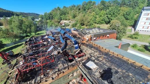 Pohled na zničenou střechu plaveckého bazénu v Českém Krumlově