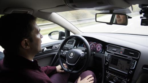 Legislativa pro autonomní řízení aut se teprve připravuje