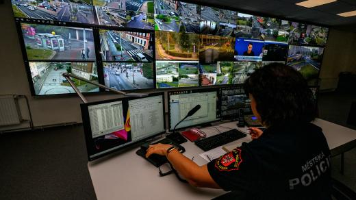 Kladenští policisté se mohou těšit třeba na novou monitorovací stěnu (ilustrační foto)