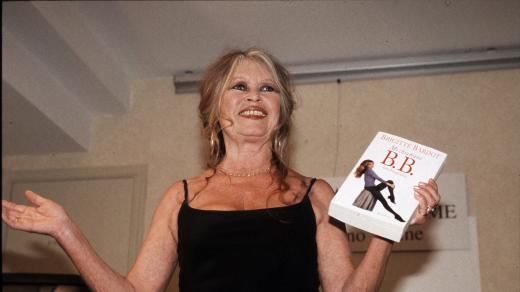 Brigitte Bardotová se svou knihou v roce 1997