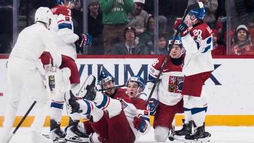 Čeští hokejoví mladíci slaví postup do finále mistrovství světa, ve kterém vyzvou Švédsko