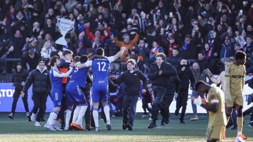 Hráči Macclesfieldu oslavují s fanoušky postup přes obhájce FA Cupu Crystal Palace