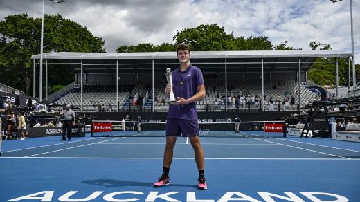 Jakub Menšík s trofejí z turnaje v Aucklandu