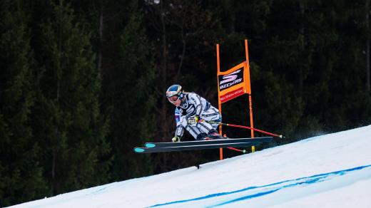 Lyžařka Ester Ledecká při super obřím slalomu  v italském Tarvisiu