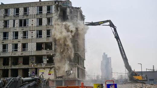 Začala demolice osmipatrové budovy v brněnské čtvrti Štýřice