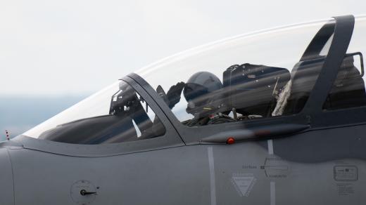 Pilot podzvukového letounu L-159 ALCA, jež spolutvoří české taktické letectvo, salutuje náčelníkovi generálního štábu Řehkovi