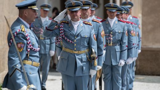 Hradní stráž si na Pražském hradě s předstihem připomněla Den ozbrojených sil.