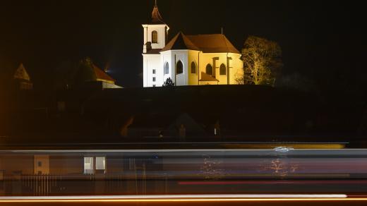 Obec Sadská, kostel svatého Apolináře
