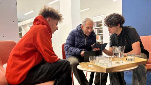 Prváci žďárské průmyslové školy Jan Preisler a Alex Simon využívají při učení seniorů vlastní rešerše i zkušenosti.
