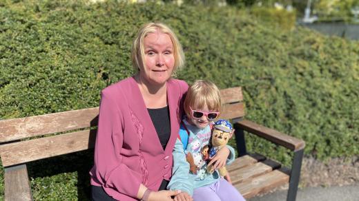 Alena Terezie Vítek a její dcera Šarlota na cestě do školy