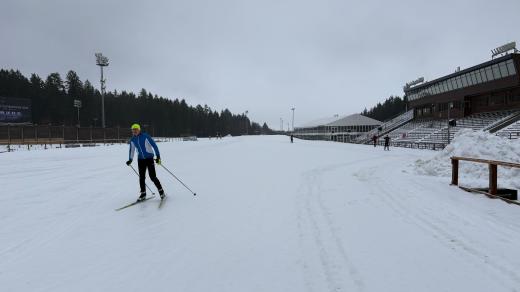 „Tolik sněhu jsme tam neměli ani na konci zimy a teď už jsme hotový. V zásadě ten sníh už nemáme kam dávat,“ dodává ředitel závodu Jakeš.