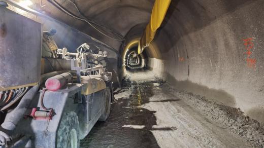 Těžké stroje vyrazily 370 metrů dlouhou průzkumnou štolu budoucího tunelu Kamenná Vrata